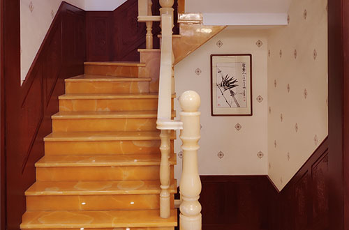 筠连中式别墅室内汉白玉石楼梯的定制安装装饰效果